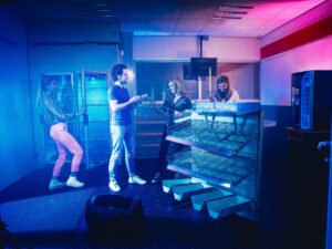 Kinderen proberen te ontsnappen uit de Escape Room bij Fabriek Woerden