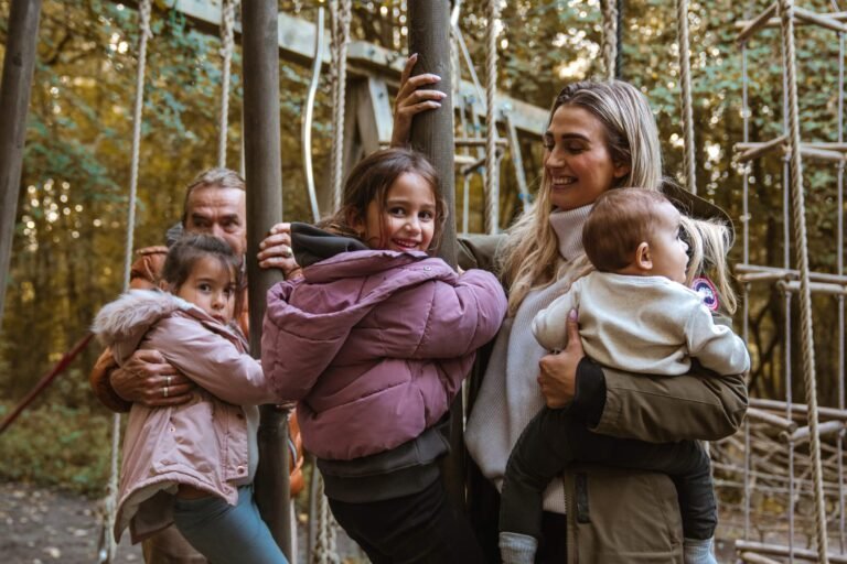 Familie Wintersurvival met Kampvuur