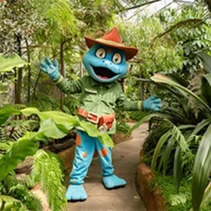 Mascotte op een tropisch wandelpad in Almere Jungle